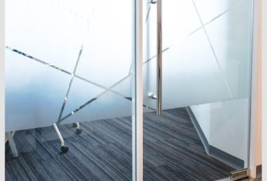 Insynsskydd på glasparti. Frostad dekorfilm i kontor
